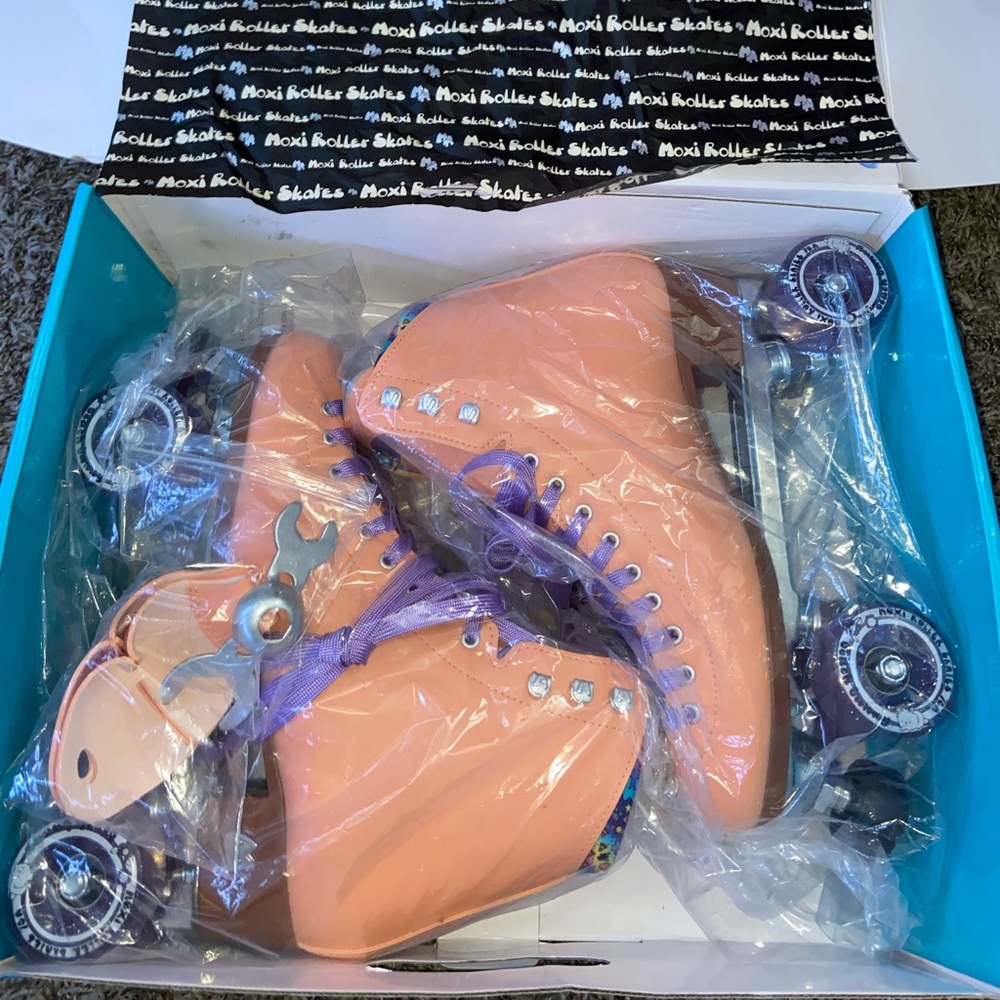 Moxi Beach Bunny Roller Skates - Size 10, Peach Blanket